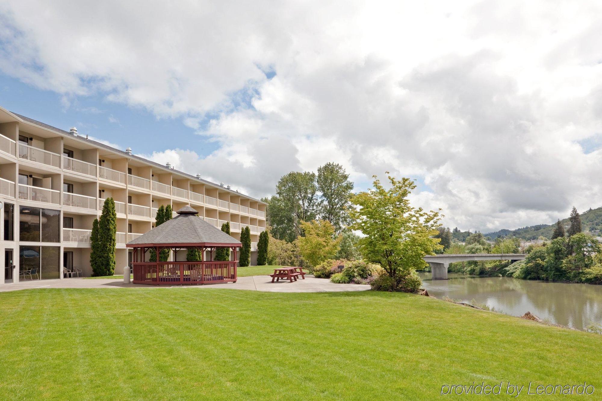 Holiday Inn Express Roseburg By Ihg Екстериор снимка